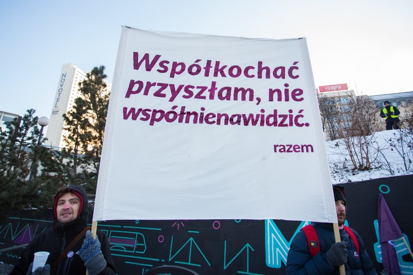 Wiec antyrasistowski w Warszawie. Protestowali przeciwko...