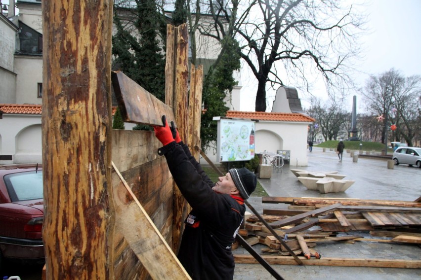 Przygotowania do Świąt Bożego Narodzenia w Lublinie. Rozpoczął się montaż szopki (ZDJĘCIA)