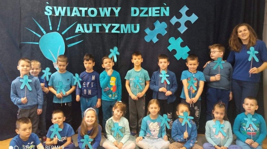 Chełm. Obchody Światowego Dnia Świadomości Autyzmu. W chełmskiej Arce zaświecili się na niebiesko. Zobacz zdjęcia