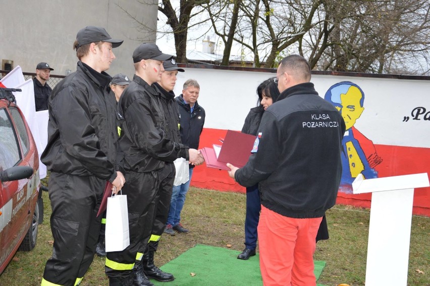 Odsłonili papieski mural w ZSP 3 i zagrali w piłkę nożną