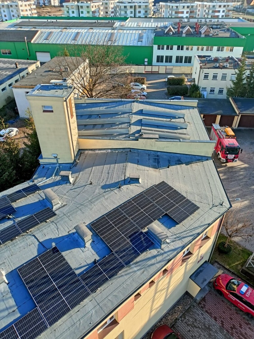 Remont budynku straży pożarnej w Wągrowcu. Na dachu zamontowano między innymi panele fotowoltaiczne 