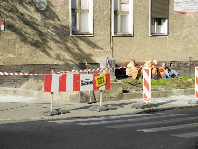 U zbiegu ulic Słowackiego i Mickiewicza pozostanie sam trawnik. Murek zostanie usunięty.