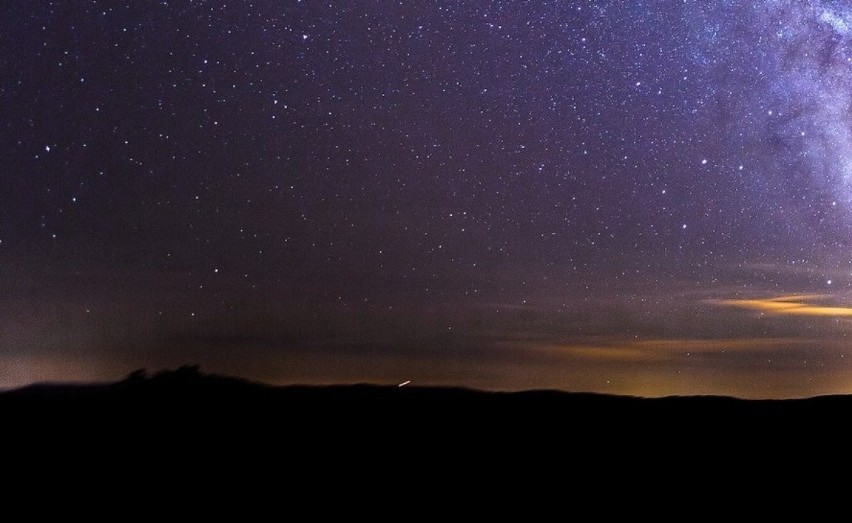 Tarnów. Widzieliście na nocnym niebie jasne punkty poruszające się jeden za drugim? To "kosmiczny pociąg" Elona Muska