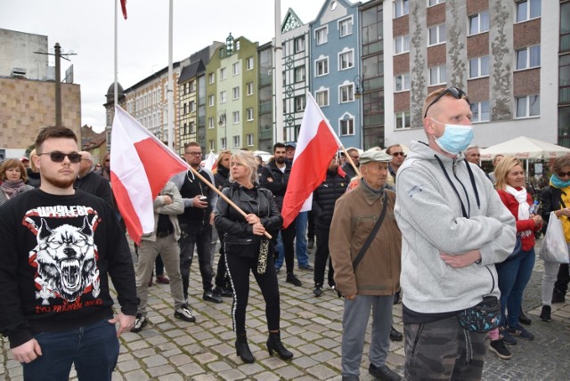 W sobotę pod katedrą w Gorzowie zgromadzili się przeciwnicy noszenia masek. Było ok 200 osób