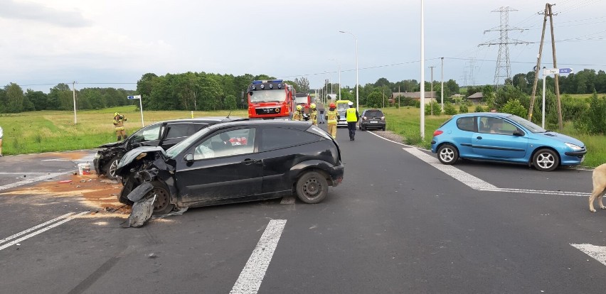 Wypadek w okolicach Kamieńska. Zderzenie 2 samochodów na drodze wojewódzkiej 484 