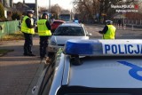 Dąbrowa: Kierowca potrąci babcię i wnuczka przy szkole w Łośniu [ZDJĘCIA]