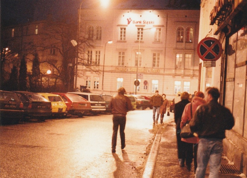 Wałbrzych: Zobacz jak wyglądał plac Magistracki nocą 24 lata...
