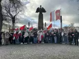 Narodowy Dzień Zwycięskiego Powstania Wielkopolskiego w Międzychodzie - licealiści z flagami przemaszerowali z budynku szkoły pod pomnik