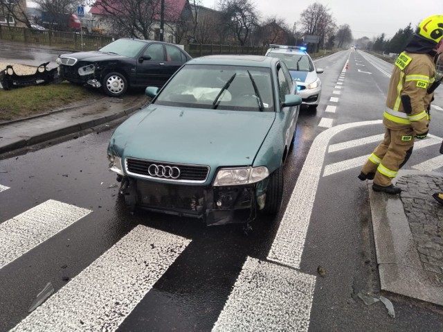 Rover uderzył w Audi. Kolizja w Słomkowie Mokrym. 33 - latka w szpitalu