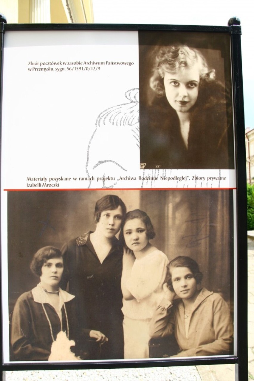 Plenerowa wystawa starych fotografii z fryzurami kobiet i...