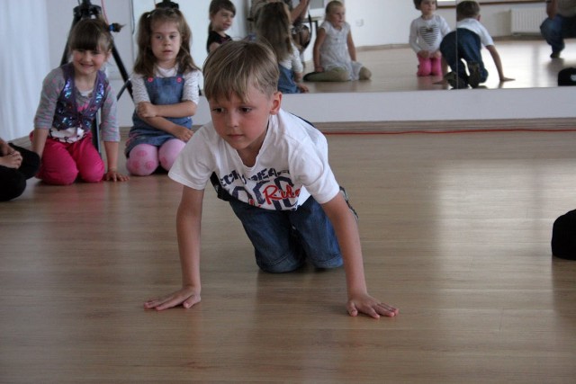 Piknik integracyjny w Bestime. Dzieci i młodzież wzięła udział w warsztatach tanecznych.
