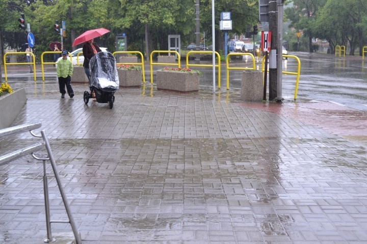 Pruszcz Gd. Deszczowy wtorek na ulicach miasta