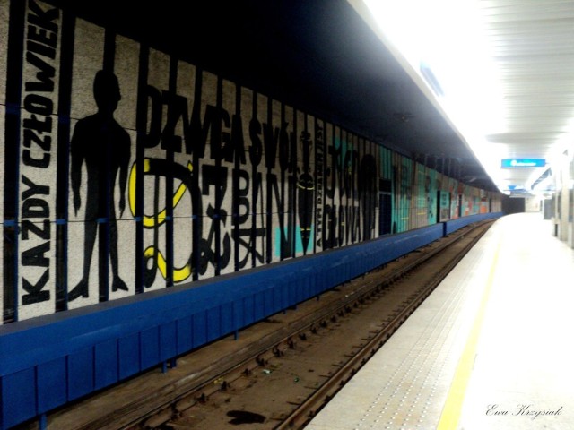 Street art na Dworcu Centralnym. Zniknęło już z peronu ogrodzenie uniemożliwiające swobodną obserwację tw&oacute;rc&oacute;w przy pracy i blokujące dostęp do dzieła. Fot. Ewa Krzysiak