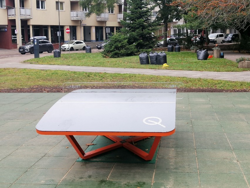 Teqball w Kołobrzegu -  piłka nożna i tenis stołowy w jednym. Można pograć przy ul. Obrońców Westerplatte