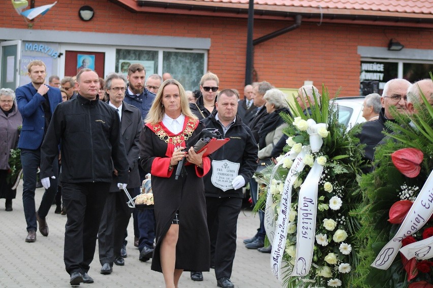 Pogrzeb Ewy Lewik - Tsirigotis. Rodzina, znajomi i przyjaciele licznie żegnali byłą dyrektor Kolegium Nauczycielskiego