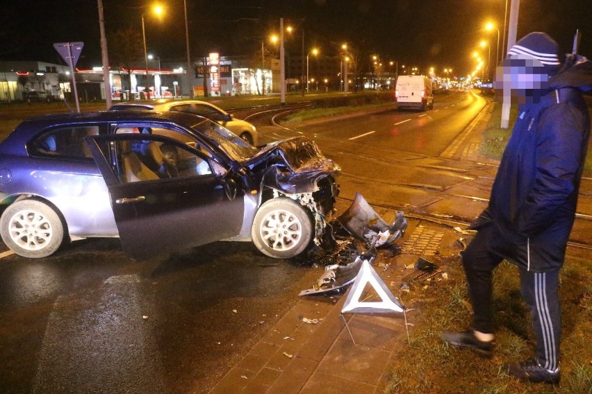 Poświętne. Wypadek tramwaju, motorniczy wymusił pierwszeństwo [ZDJĘCIA]