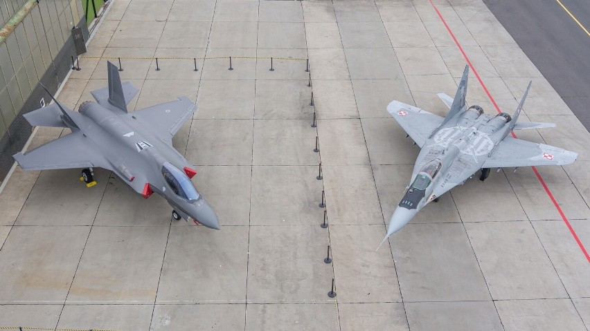 Włoskie F-35 rozpoczęły w Malborku dyżur w ramach NATO Air Policing. Żołnierzy Aeronautica Militare powitał szef BBN