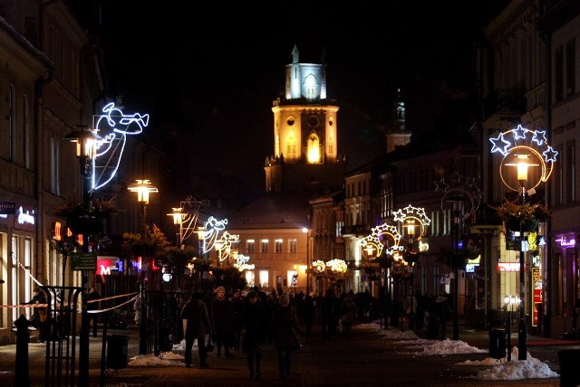 Ale iluminacje i choinki to nie jedynie bożonarodzeniowe akcenty w mieście. Jak co roku, w Lublinie pojawi się miejska szopka bożonarodzeniowa. Stanie, podobnie jak rok temu, przy ul. Złotej, w sąsiedztwie bazyliki Dominikanów na Starym Mieście. Ma być gotowa już 19 grudnia. Wtedy zacznie się Festiwal Bożonarodzeniowy, który potrwa do 1 stycznia.
