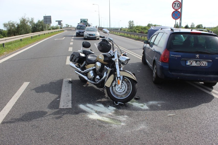 Pijany kierowca, który w sobotę zderzył się z motocyklem, usłyszy zarzuty [zdjęcia]