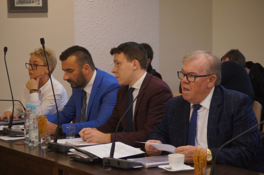 Na sesji rady miasta Radomska o opłatach za śmieci, planach zagospodarowania i komunikacji miejskiej [ZDJĘCIA]