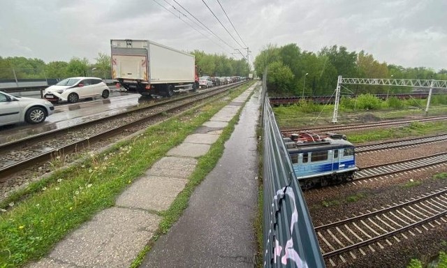 Przebudowa wiaduktu oznacza utrudnienia w komunikacji miejskiej, ruchu samochodowym i pieszym dla mieszkańców Sosnowca. Zobacz kolejne zdjęcia. Przesuwaj zdjęcia w prawo - naciśnij strzałkę lub przycisk NASTĘPNE