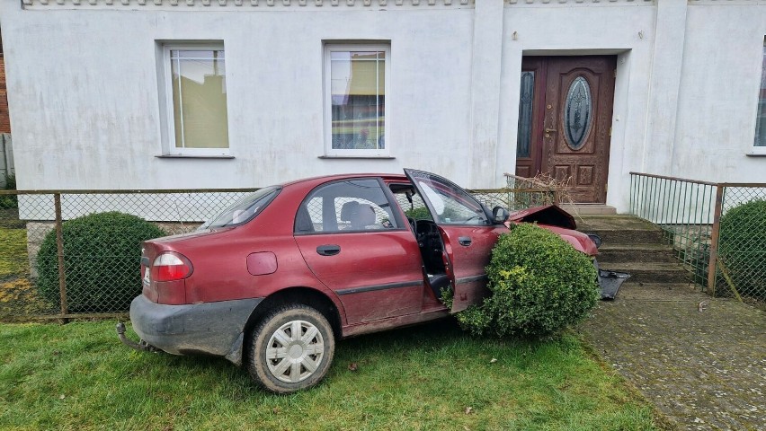 Groźny wypadek w Gliśnie. Auto zatrzymało się tuż przed wejściem do domu