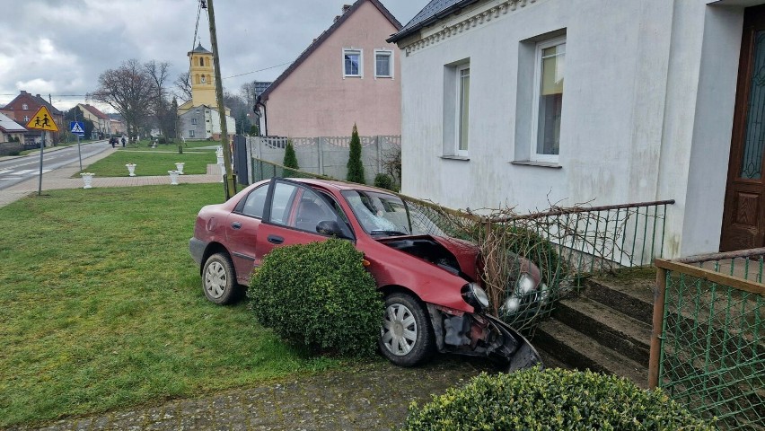 Groźny wypadek w Gliśnie. Auto zatrzymało się tuż przed wejściem do domu