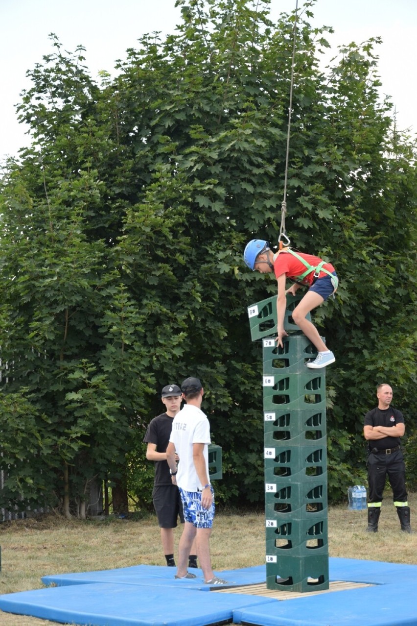 W tej zabawie w układaniu wieży z 21 skrzynek,...