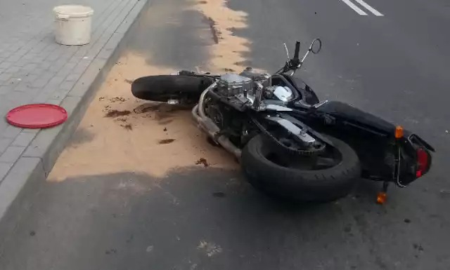 Funkcjonariusze, którzy pojechali na miejsce zdarzenia wstępnie ustalili, że 21-letni kierowca motocykla, stracił panowanie nad prowadzonym pojazdem i wywrócił się. Kierowca został przewieziony do szpitala. 

Śmiertelny wypadek w Morzycach [ZDJĘCIA]

Brodnica: Tragiczny wypadek motocyklisty [ZDJĘCIA]