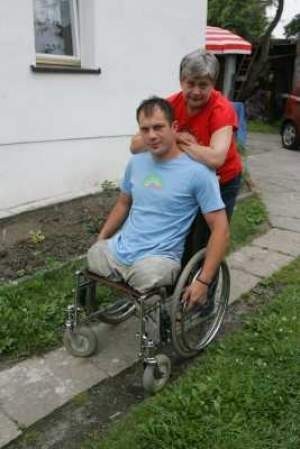 Tomek Skowronek z Katowic-Ochojca pod koniec ubiegłego roku miał wypadek i stracił nogi. Od tamtej pory jego mama Halina Skowronek dosłownie walczy o protezy dla syna. Okazuje się, że apele o datki trafiają w próżnię.