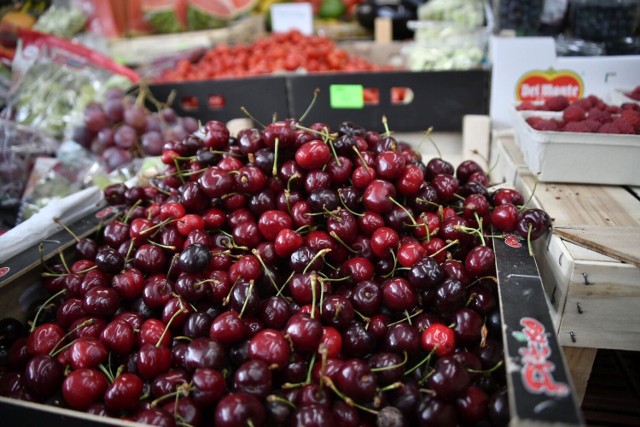 Po ile sprzedawano czereśnie na targu Przy Śląskiej?