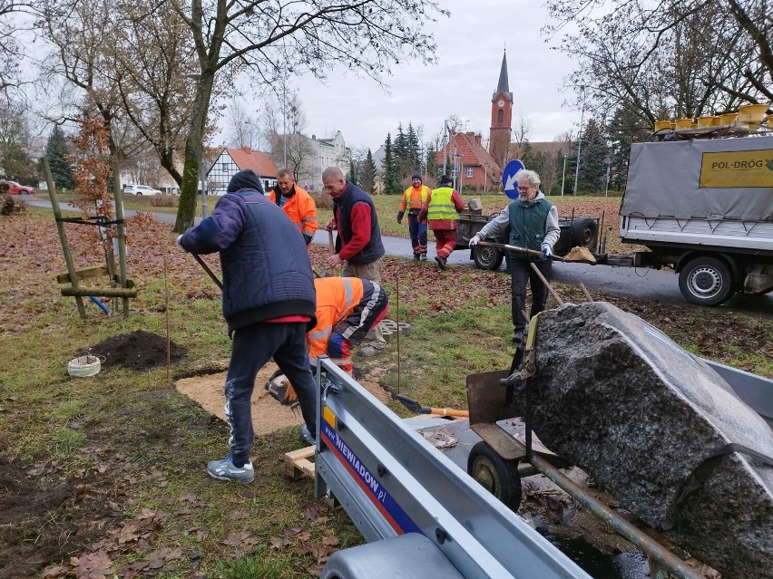 Obelisk ku pamięci śp. Siostry Anny Tekli Budnowskiej stanął w parku nad Gwdą w Pile