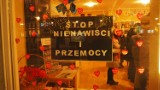 Wiec przeciwko nienawiści i przemocy na Rynku w Pucku. We wtorek, 15.01.2019 r. mieszkańcy uczcili śp. Pawła Adamowicza