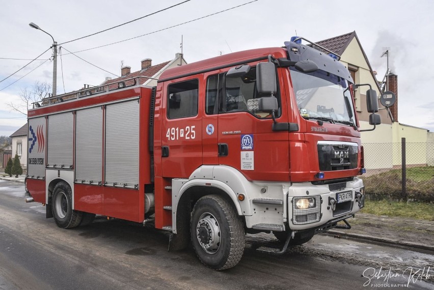 Pożar w jednym z domostw przy ul. Sieniutowej w Zdunach [ZDJĘCIA]