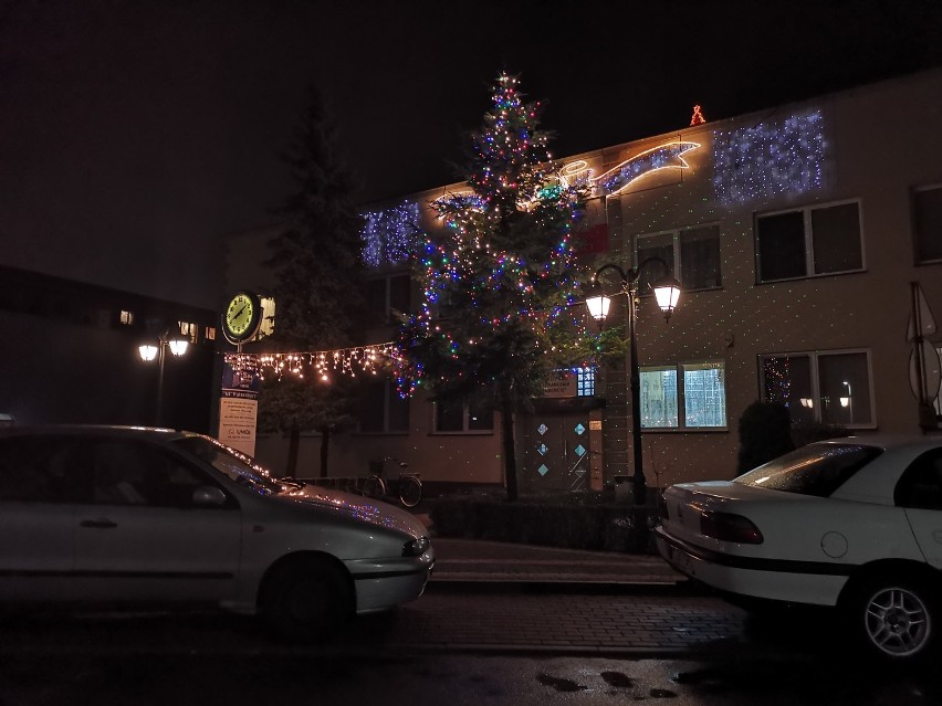 Świąteczne iluminacje w Zawierciu. Choinka jest już na placu przy fontannie FOTO