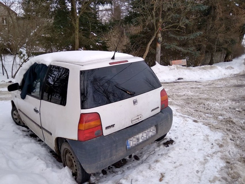 Wałbrzych: Porzucony samochód na ulicy Orkana (ZDJĘCIA)