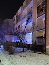 Pożar balkonu na ul. Benniego w Tomaszowie. Zapaliła się świąteczna iluminacja? [ZDJĘCIA]