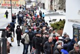 Świąteczne paczki trafiły do najuboższych białostoczan. Przed Katedrą wydano prawie siedem ton żywności (zdjęcia)