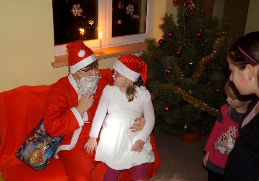Wioska: Mikołaj rozdawał prezenty przy świeczkach