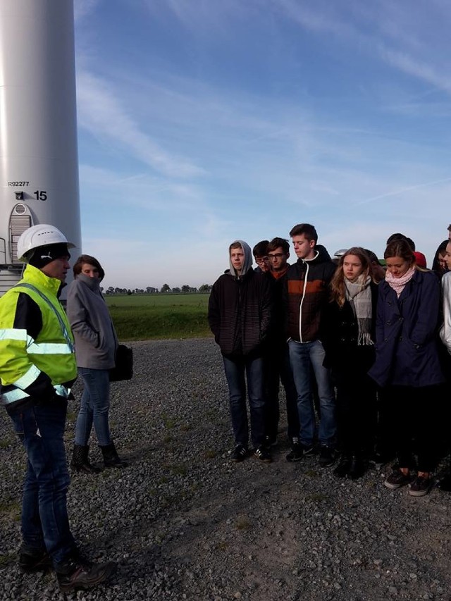 Nowy Dwór Gdański. Uczniowie klas pierwszych nowodworskiego liceum wybrali się na wycieczkę  do parku wiatrowego w Nowym Stawie. Młodzież poznała m.in. zasady pozyskiwania energii wiatrowej.