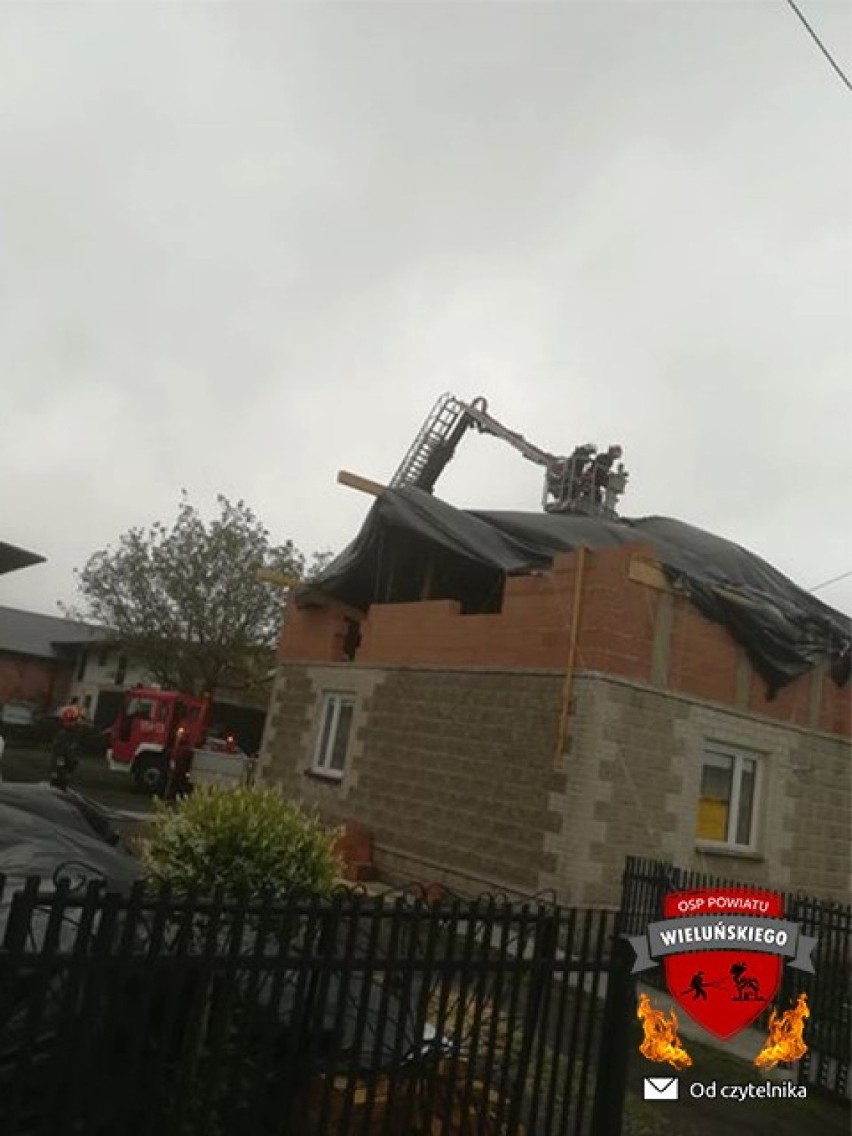 Strażacy zabezpieczali dach budynku w Stawie[ZDJĘCIA]