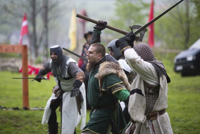 W długi weekend majowy warto wybrać się na wzgórze zamkowe w Iłży. Odbędzie się tam XIX Turniej Rycerski. Zaplanowano mnóstwo atrakcji.

To jedna z największych i najstarszych imprez historycznych w kraju. Widowisko, które przyciąga na wzgórze iłżeckiego zamku tysiące osób, w tym roku będzie odbywać się  w sobotę i niedzielę, w dniach 30 kwietnia-1 maja. 

Wojowie z różnych stron

Tegoroczny Turniej Rycerski zapowiada się bardzo atrakcyjnie. Iłża na dwa dni cofnie się w czasie o kilkaset lat. Na zamek biskupów krakowskich zjadą się wojowie z kilku krajów Europy, a z nimi piękne damy, kupcy i liczni rzemieślnicy. 

W programie dwudniowej imprezy zaplanowano wiele atrakcji. W sobotę będą: 12.00 - Inscenizacja chrztu możnych ziemi iłżeckiej, oficjalne otwarcie turnieju; 12.40 - Prezentacja wojsk uczestniczących w turnieju oraz pokazy tańca dawnego; 13.25 - Pokazy jazdy pancernej - Sandomierski Ośrodek Kawaleryjski; 14.10 - Gry i zabawy wojów; 14.40 - Turniej łuczniczy - wojowie iłżeccy kontra drużyna Mieszka I; 16.10 - Pokazy wojsk i musztry wojów Mieszka I; 16.40 - Teatr Kroniki Gala Anonima; 17.10 - Pokazy bitewne wojsk pieszych wg zasad: kręgi zdrady, kręgi honoru; 18.10 - Pokaz kawalerii pancernych; 18.40 - Teatr Gala Anonima; 19.10 - Potyczka wojsk Mieszka I z Wieletami, zakończenie formuły I dnia turnieju; 19.50 - Pokaz artylerii średniowiecznej; 20.15 - Gry i zabawy wojów;   21.00 - 21.20 - Teatr ognia. W programie niedzielnego widowiska przewidziano również o 14.10 pokazy sokolnicze w wykonaniu Grupy Vancos z Czech, która już kilkakrotnie gościła na iłżeckiej imprezie. Ich pokazy cieszą się sporym zainteresowaniem odwiedzających ze względu na profesjonalizm okraszony nutą dość specyficznego humoru.   

Lekcja żywej historii

Organizator Turnieju Rycerskiego, czyli Urząd Miejski w Iłży, serdecznie zaprasza na tegoroczne widowisko wszystkich miłośników żywej historii, w tym całe rodziny z dziećmi, które z nie będą się nudzić.

Bilety na Turniej Rycerski w Iłży do nabycia przed wejściem w cenie 10 złotych, dzieci do lat 7 wstęp wolny. Posiadacze Karty Dużej Rodziny mieszkający na terenie gminy Iłża wchodzą za darmo.