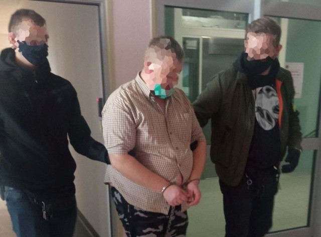 47-letni mieszkaniec Grójca usłyszał zarzut zabójstwa ze szczególnym okrucieństwem. Został zatrzymany w ostatni piatek, sąd aresztował go na trzy miesiące.