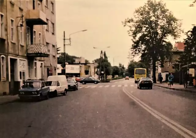 Prezentujemy wybrane ulice Leszna, gdy miasto było jeszcze stolicą województwa. Prezentowane zdjęcia pochodzą ze zbiorów Mariana Poprawskiego, wieloletniego szefa służb drogowych w Lesznie