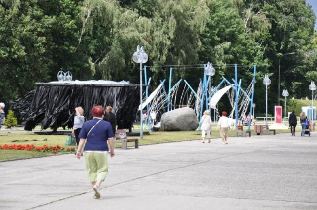 Gdynia Playground to sezonowa akcja, podczas której artyści związani z Pomorskim Stowarzyszeniem Projektantów PoCoTo tworzą i montują na bulwarze Nadmorskim instalacje, które mają zintegrować spacerowiczów. W tym roku akcja przebiega pod hasłem "Nastrajanie miasta". 

Zobacz też: Gdynia Design Days 2014: Festiwal designu w kilku przestrzeniach miasta [PROGRAM]

- Instalacje zamontowane na bulwarze przywołują dziecięcą ciekawość świata. Umożliwiają też doświadczanie całego spektrum ludzkich nastrojów - wyjaśnia Grzegorz Dulas z PoCoTo.