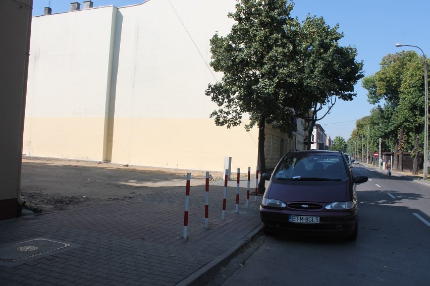Trzy darmowe parkingi w centrum Tomaszowa przestały istnieć [ZDJĘCIA]