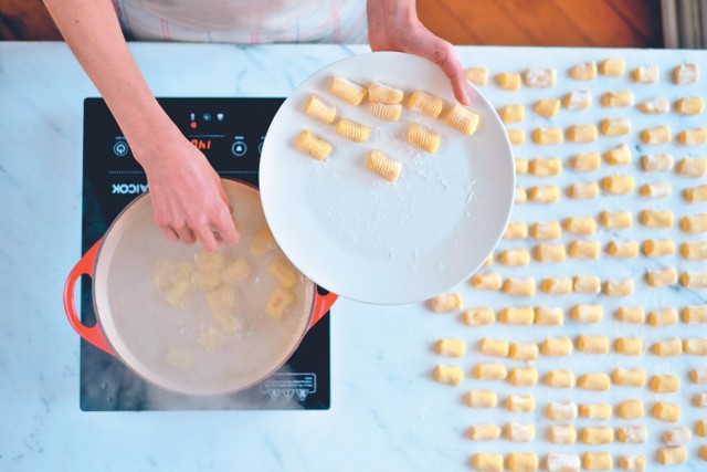 Gnocchi z ziemniaków to jedno z najpopularniejszych dań kuchni włoskiej. Kliknij obrazek i przesuwaj strzałkami, aby zobaczyć, jak je zrobić krok po kroku.