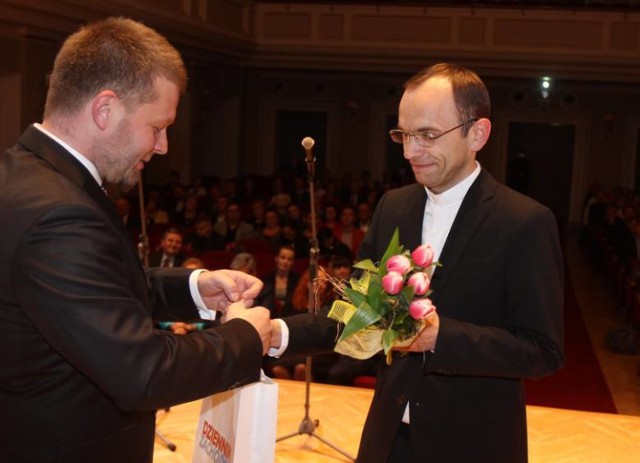 Wręczanie nagrody ks. dr. Tomaszowi Wojtalowi