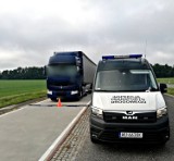 Kędzierzyn-Koźle. Inspektorzy ITD zatrzymali ciężarówkę, która nie była dopuszczona do ruchu. Kierowca oszukiwał na czasie pracy
