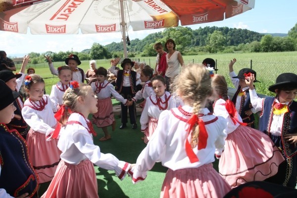 Dom Opieki Całodobowej w Dąbrowej: dzieci zatańczyły dla seniora [ZDJĘCIA]